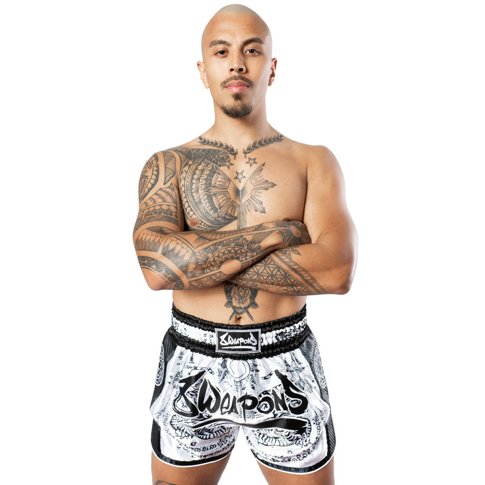 8 WEAPONS Muay Thai Shorts Carbon Sak Yant Tigers - Weiß