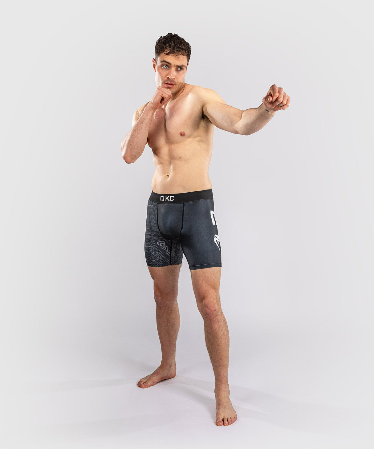 Venum Kompressionsshorts Karate Combat – Schwarz/Grau