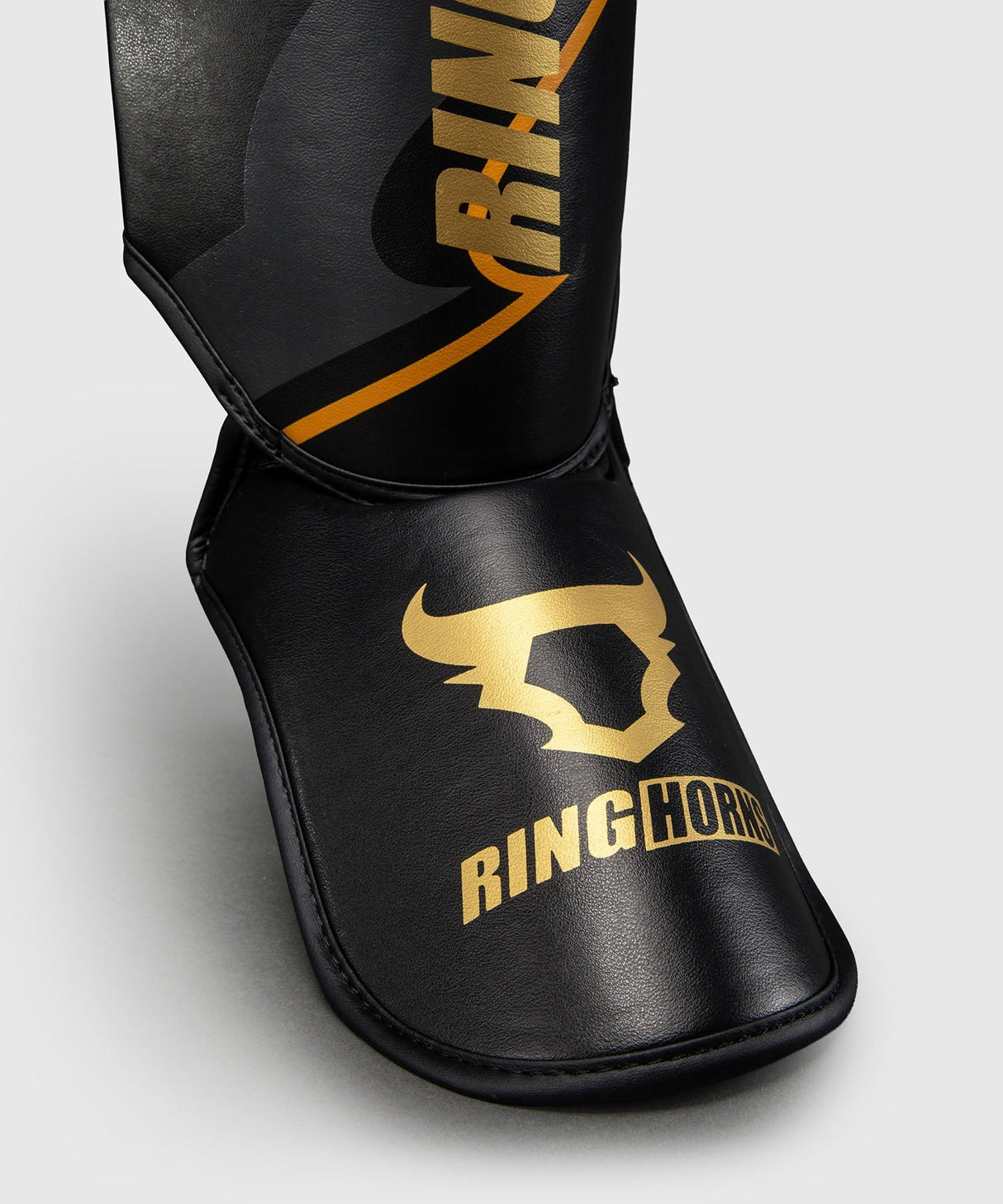 Ringhorns Schienbeinschoner Charger - Schwarz/Gold