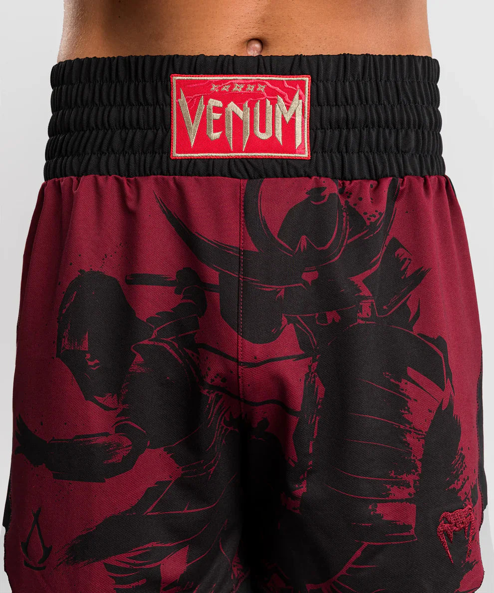 Venum x Assassin's Creed Shadows Boxhosen – Burgunderrot/Schwarz