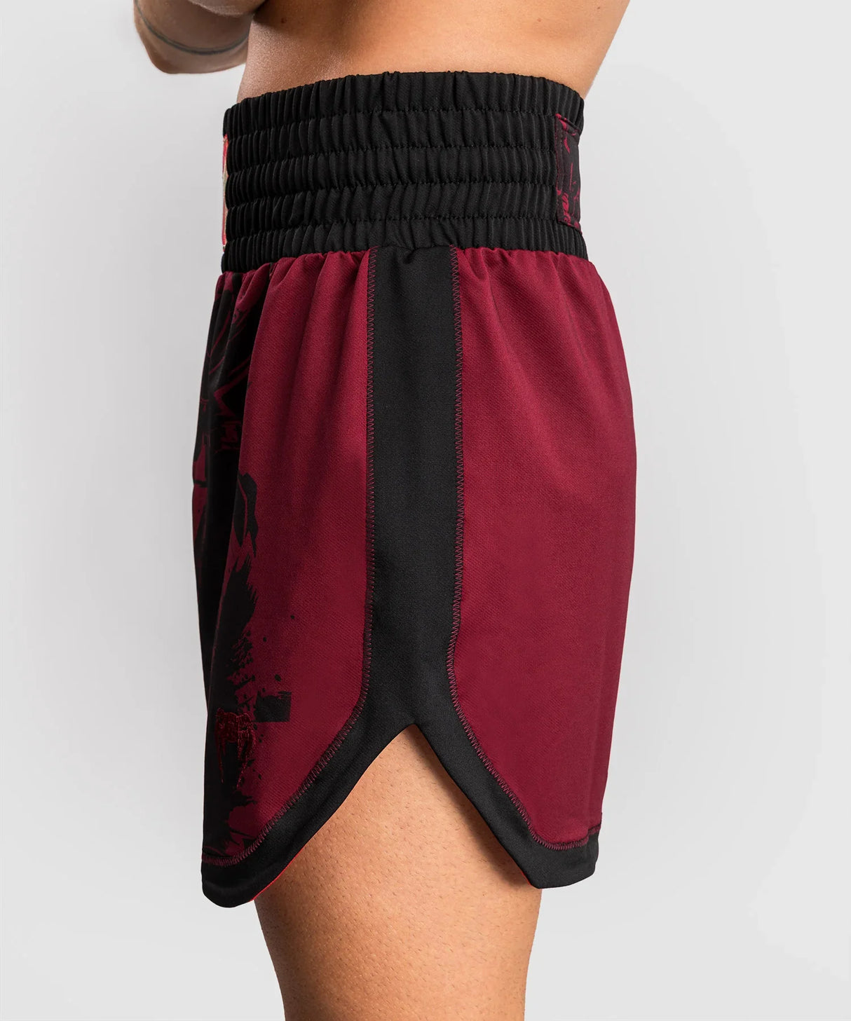 Venum x Assassin's Creed Shadows Boxhosen – Burgunderrot/Schwarz