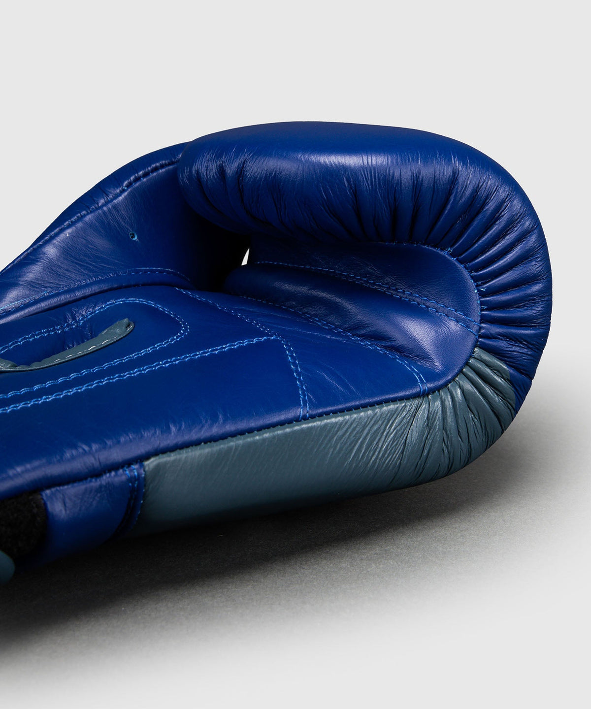 Ringhorns Boxhandschuhe Charger by Venum - Marineblau/Rot