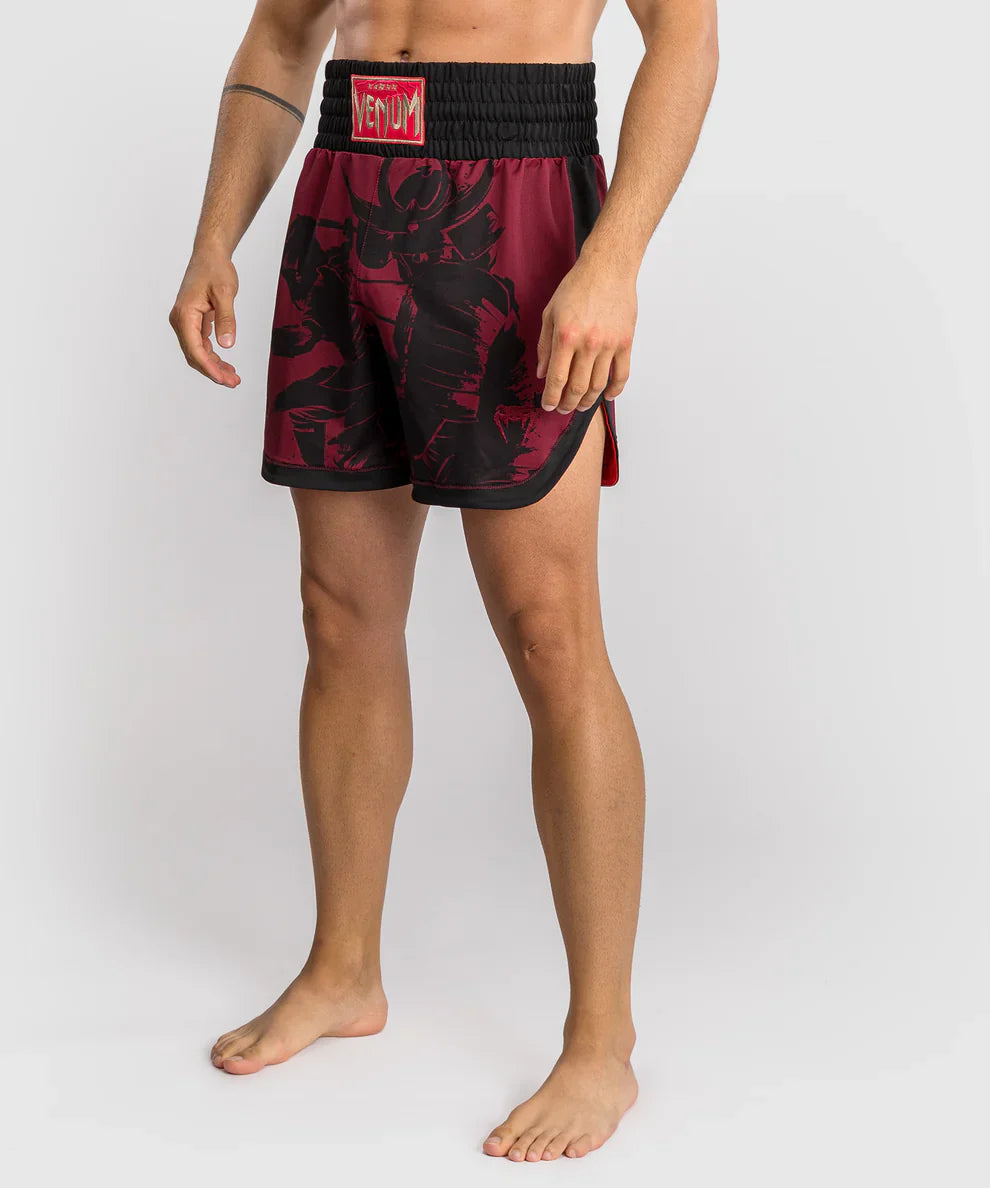 Venum x Assassin's Creed Shadows Boxhosen – Burgunderrot/Schwarz