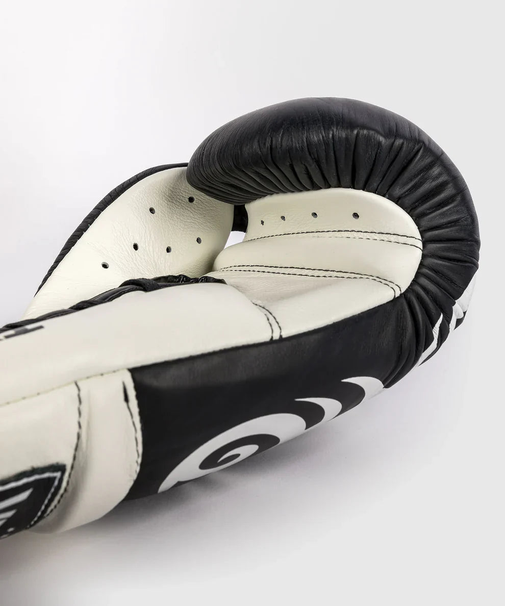 Venum Boxhandschuhe Giant 2.0 Mike Tyson Pro mit Schnürverschluss – Schwarz/Weiss