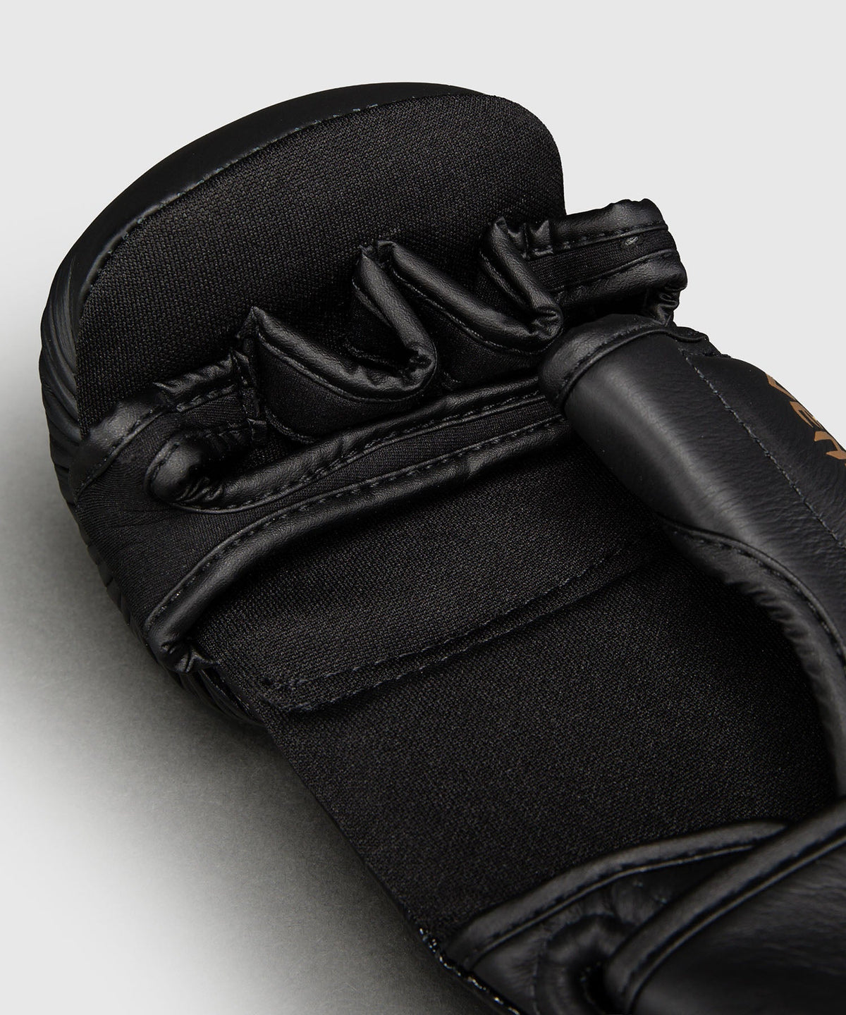 Venum MMA-Handschuhe Attack 2.0 – Schwarz/Gold
