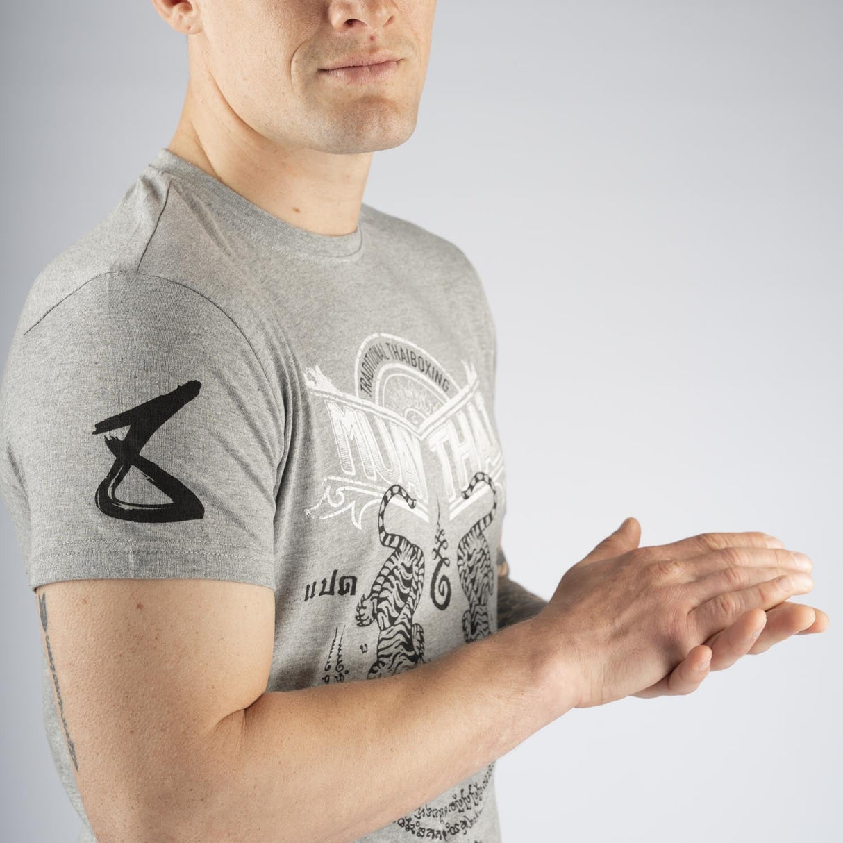 8 WEAPONS T-Shirt Sak Yant Tigers - Grau