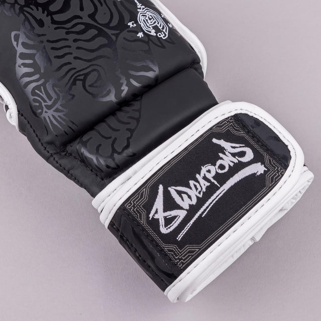 8 WEAPONS MMA-Handschuhe Sak Yant Big Tiger - Schwarz