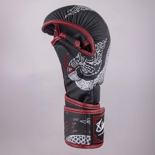 8 WEAPONS MMA Handschuhe Sak Yant Naga - Schwarz/Weinrot