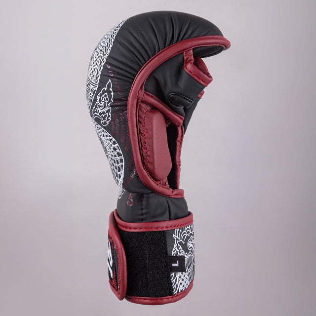 8 WEAPONS MMA Handschuhe Sak Yant Naga - Schwarz/Weinrot