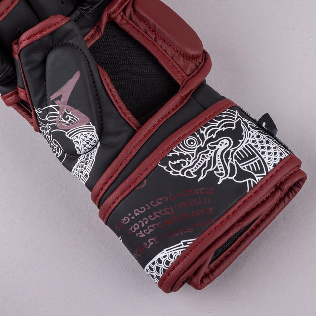 8 WEAPONS MMA Handschuhe Sak Yant Naga - Schwarz/Weinrot