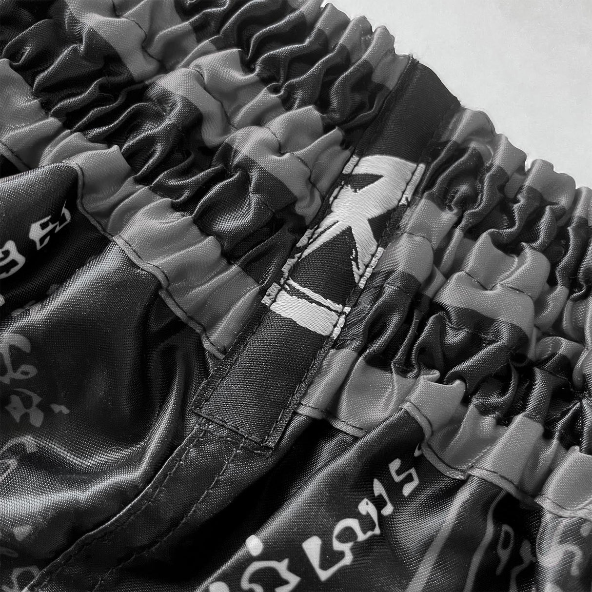 8 WEAPONS Muay-Thai-Shorts 8 Ways Yant 2.0 - Schwarz