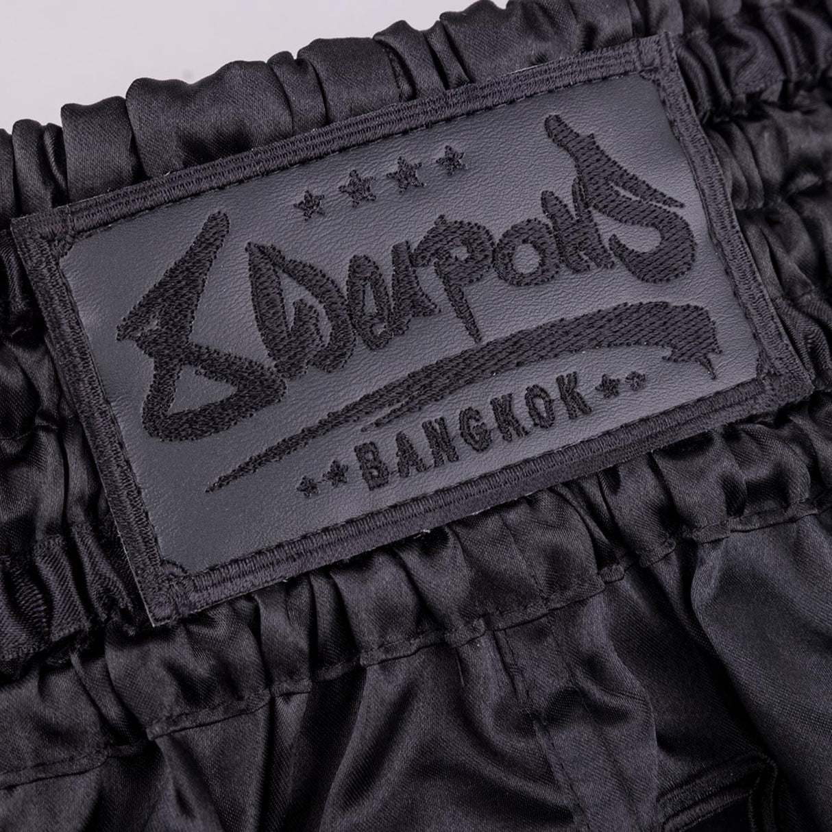 8 WEAPONS Muay-Thai-Shorts Bangkok - Schwarz