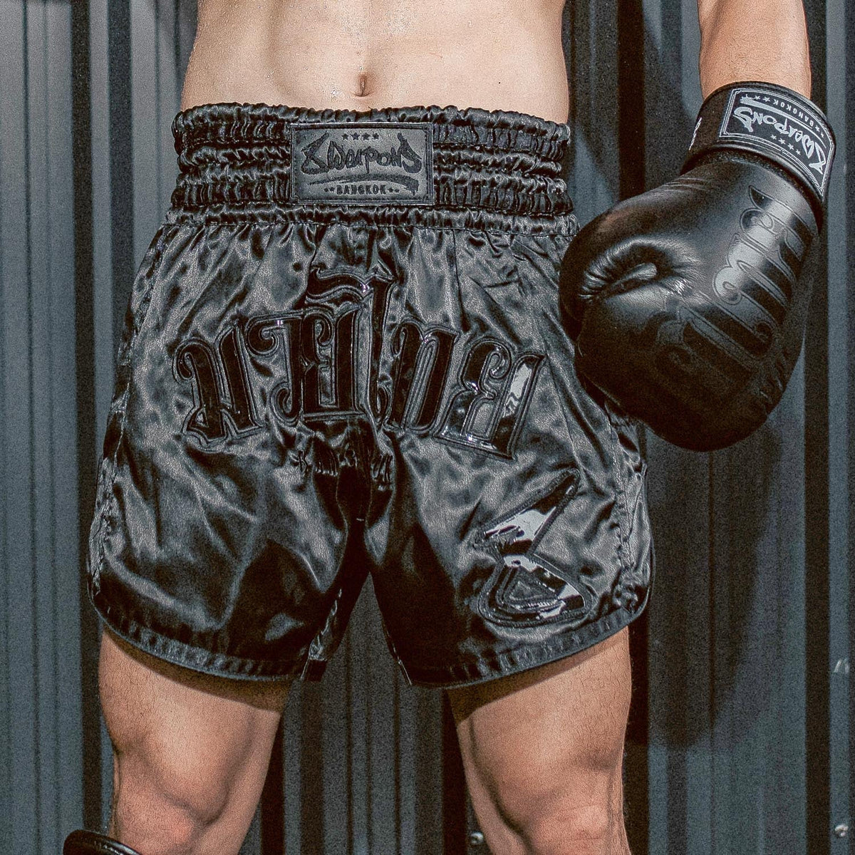 8 WEAPONS Muay-Thai-Shorts Bangkok - Schwarz