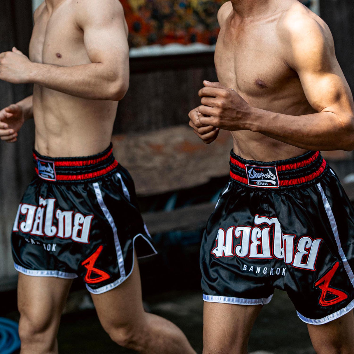 8 WEAPONS Muay Thai Shorts Bangkok - Schwarz/Weiß