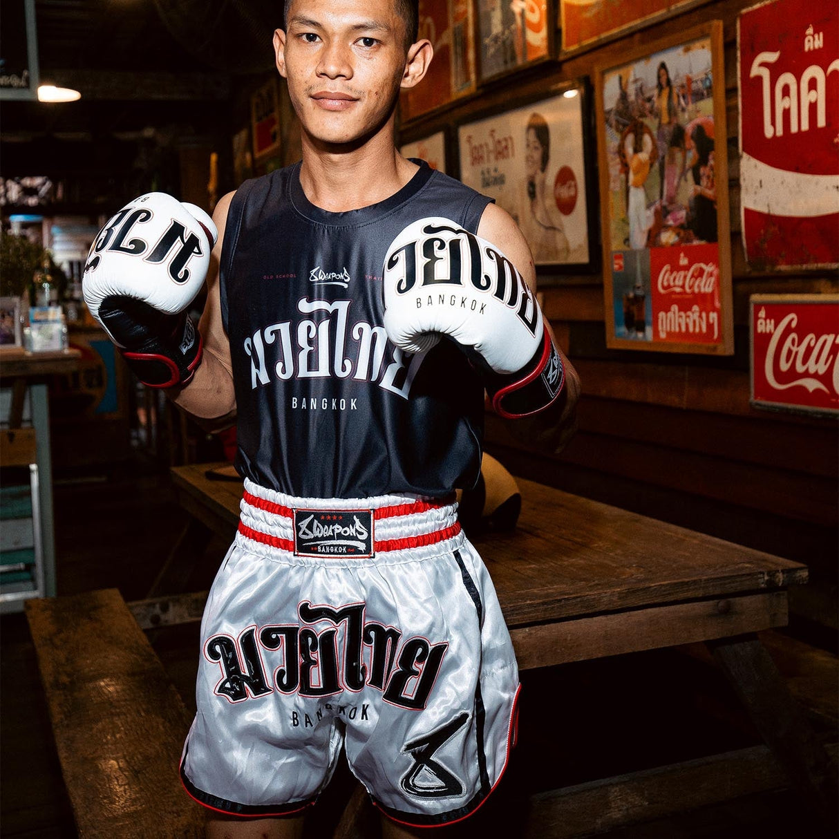 8 WEAPONS Muay Thai Shorts Bangkok - Weiß/Schwarz