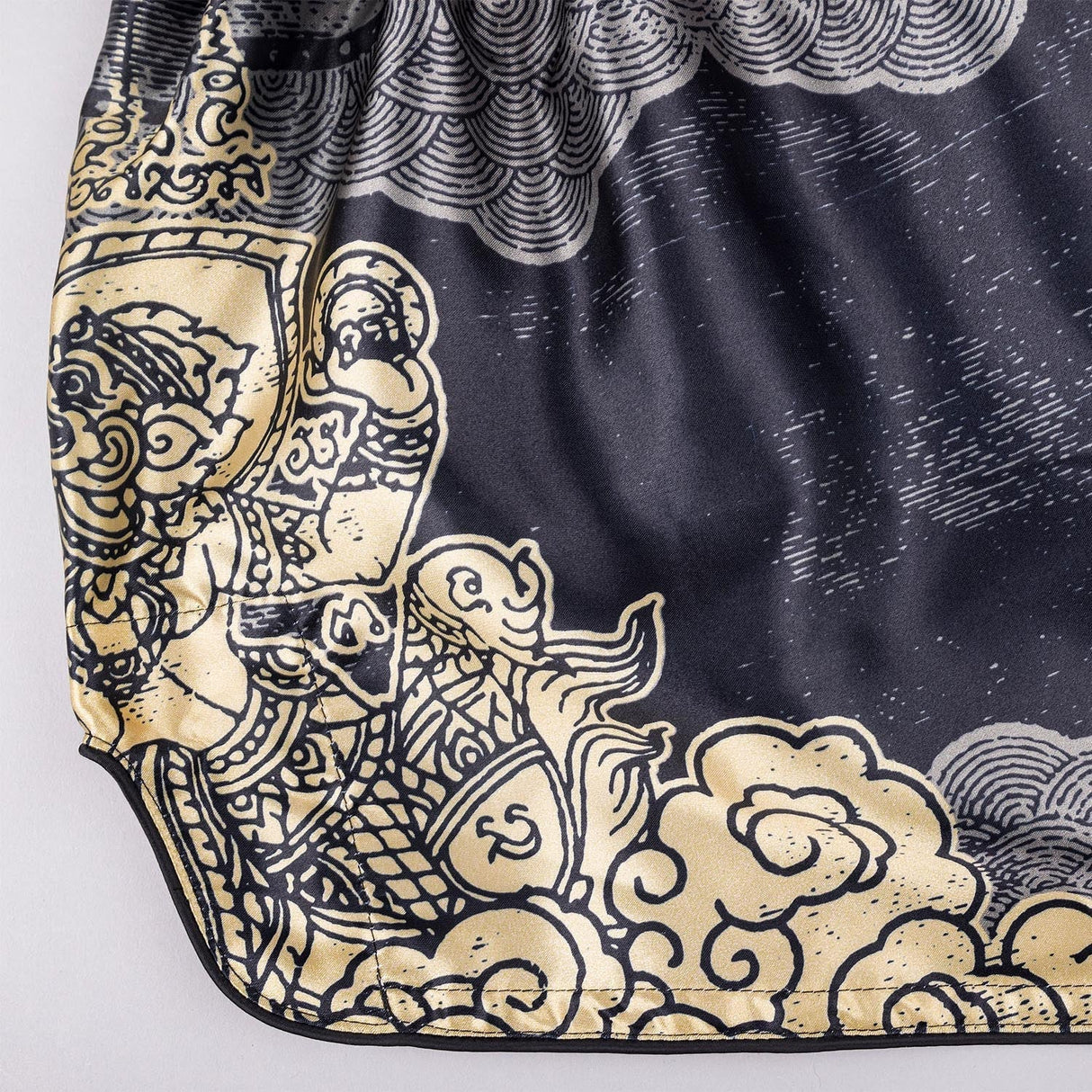 8 WEAPONS Muay Thai Shorts Hanuman - Schwarz/Gold