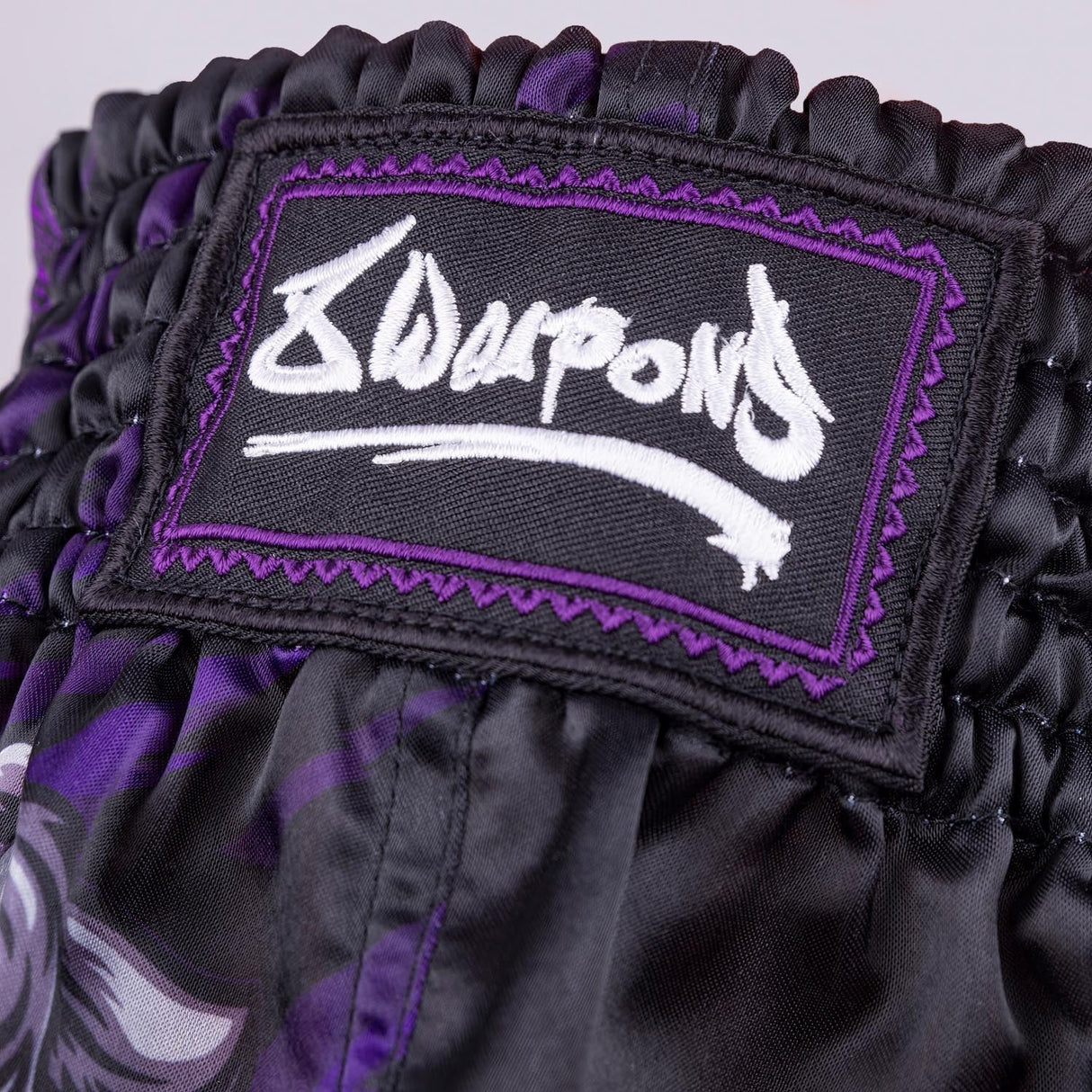 8 WEAPONS Muay-Thai-Shorts Beastial Panther - Schwarz/Lila