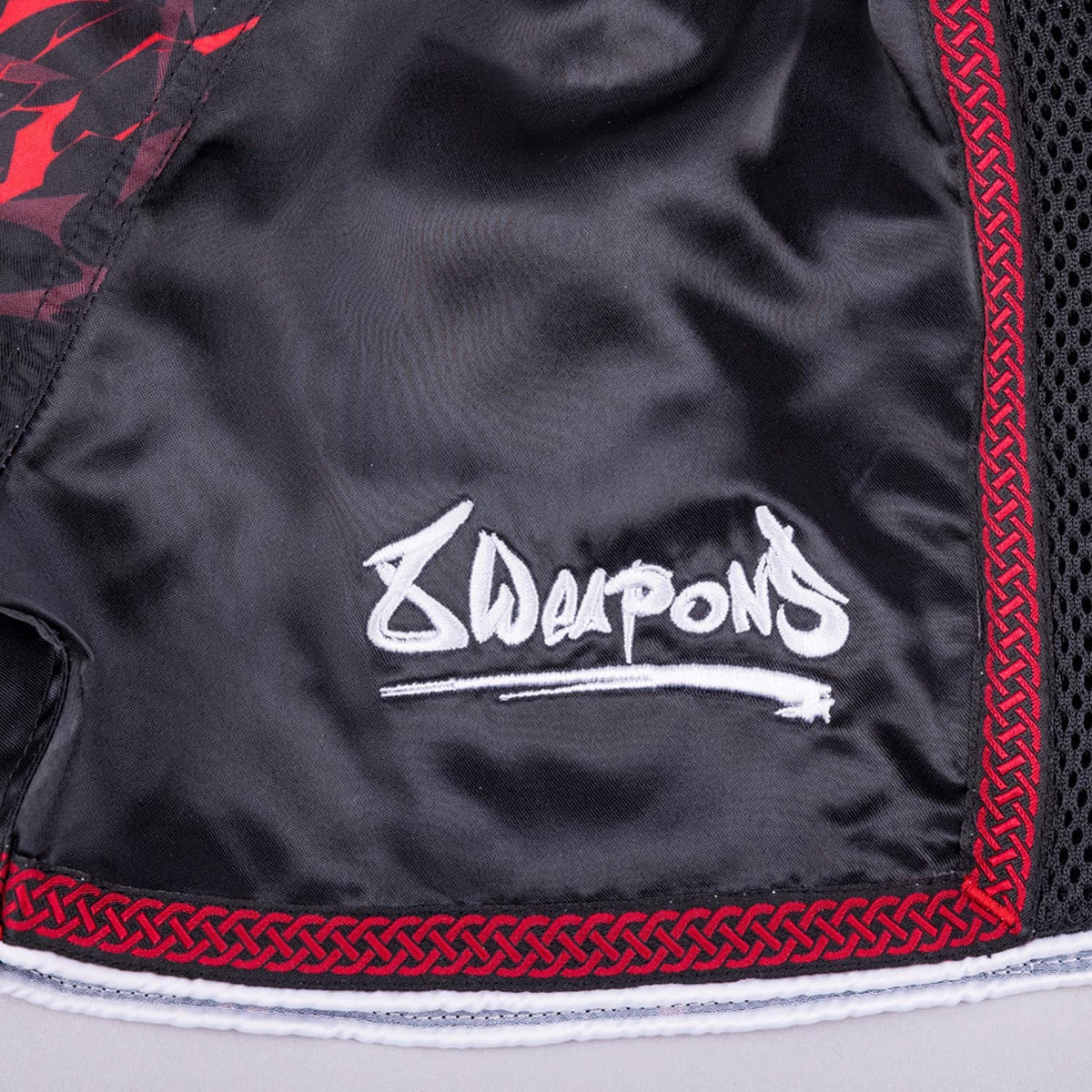 8 WEAPONS Muay Thai Shorts Beastial Wolf - Schwarz/Rot