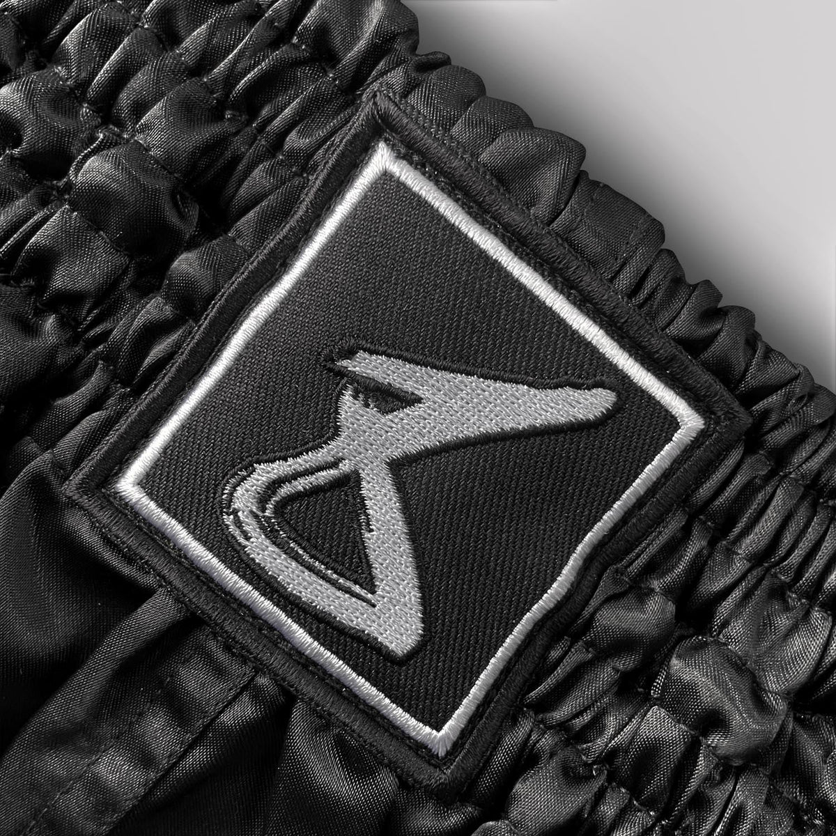 8 WEAPONS Muay-Thai-Shorts Mongkol - Schwarz/Weiß