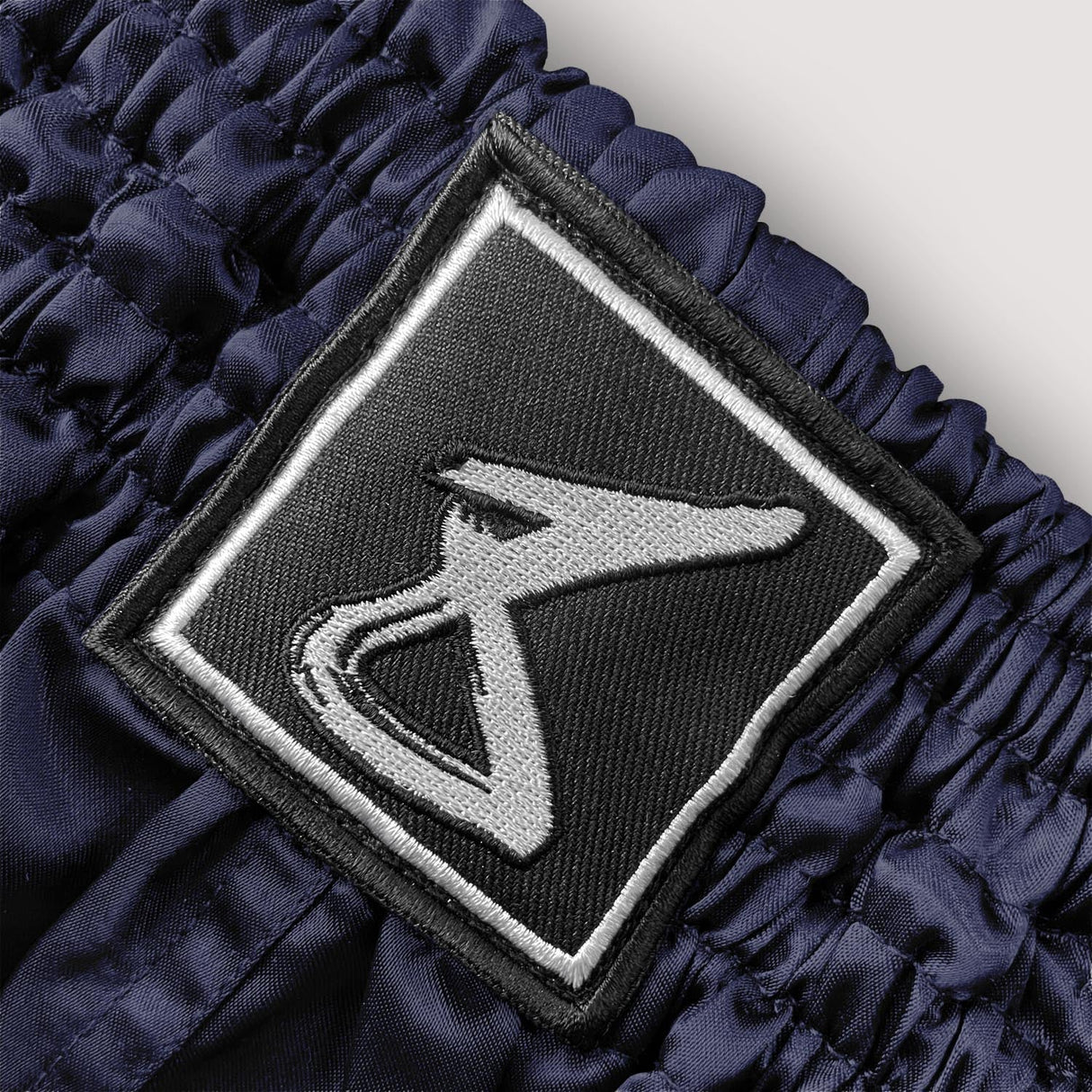 8 WEAPONS Muay Thai Shorts Mongkol - Marineblau/Weiß