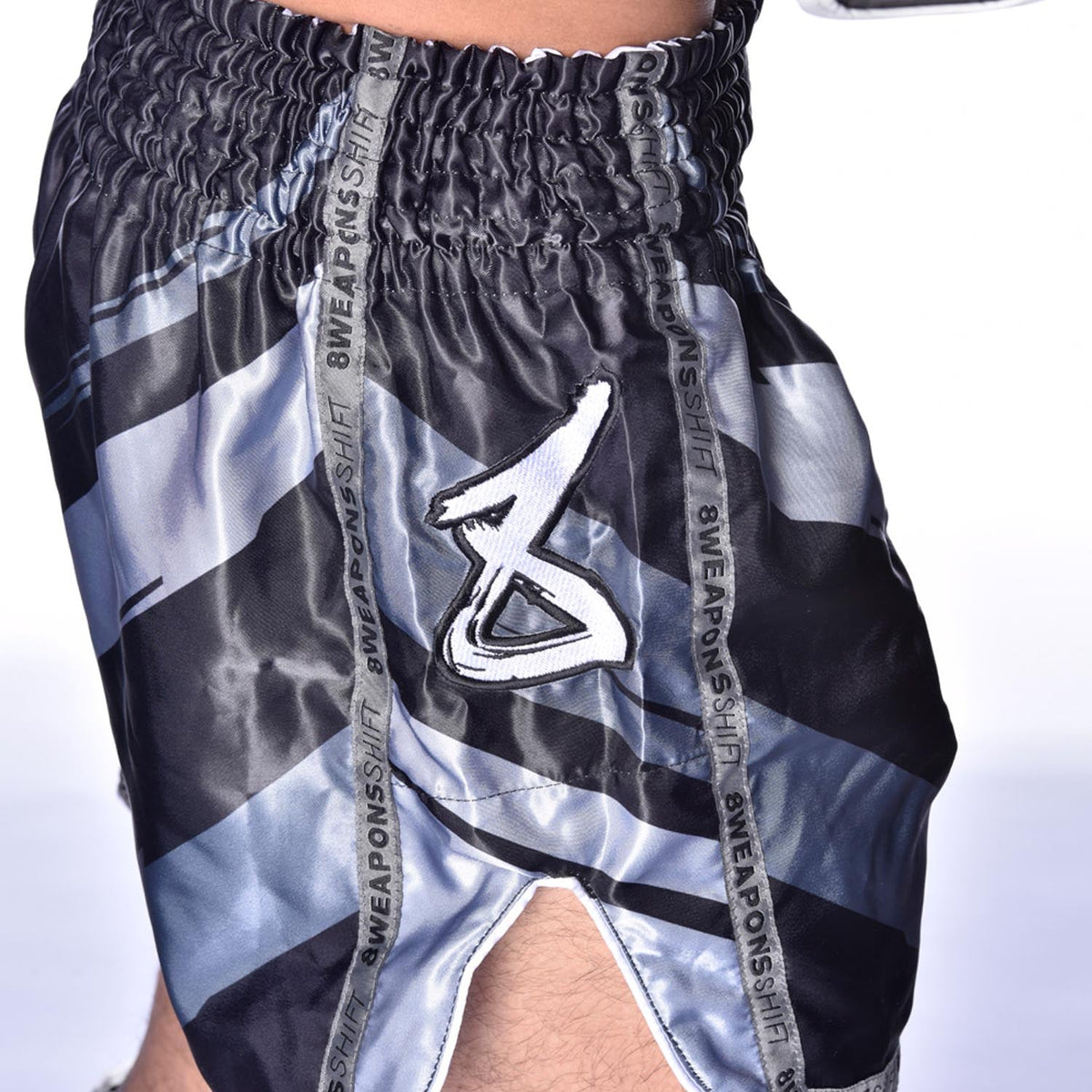 8 WEAPONS Muay Thai Shorts Shift - Schwarz Matt