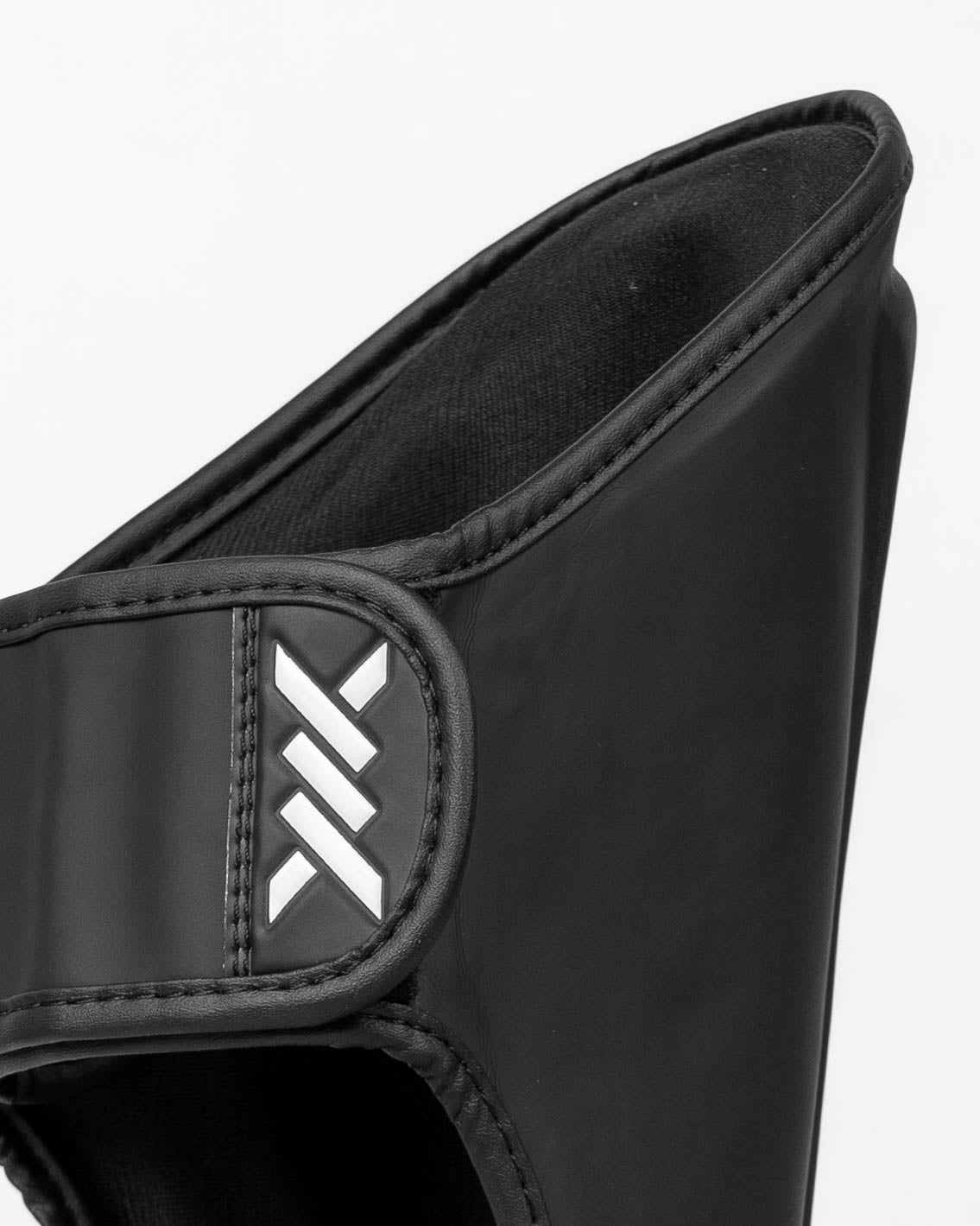 Caged Schienbeinschoner Spark Kids - Mattschwarz/Weiss