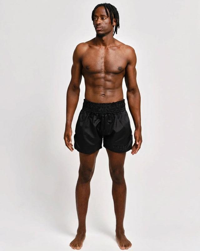 Caged Muay Thai Shorts Classic – Schwarz/Schwarz