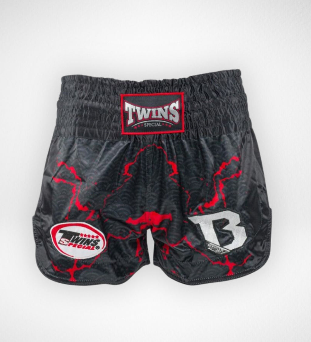 Twins Muay Thai Shorts TBT7 – Schwarz/Rot