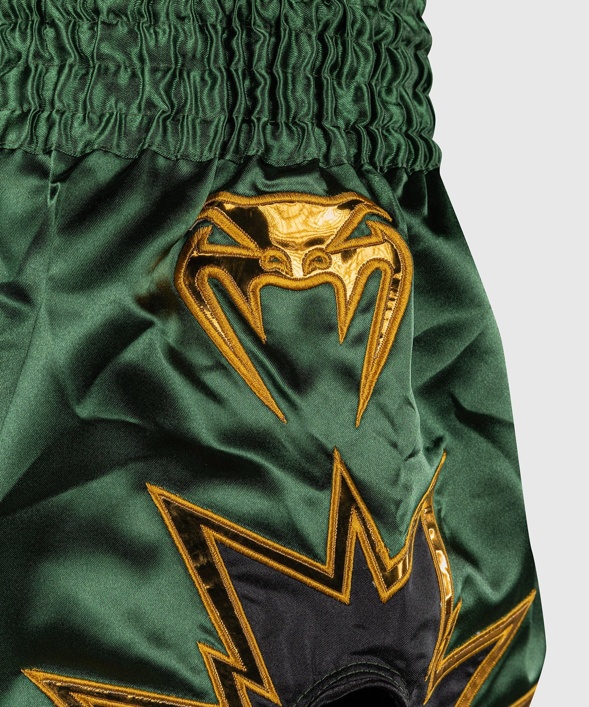 Venum Inferno 2.0 Muay Thai Short Schwarz/Khaki - Logo Detail