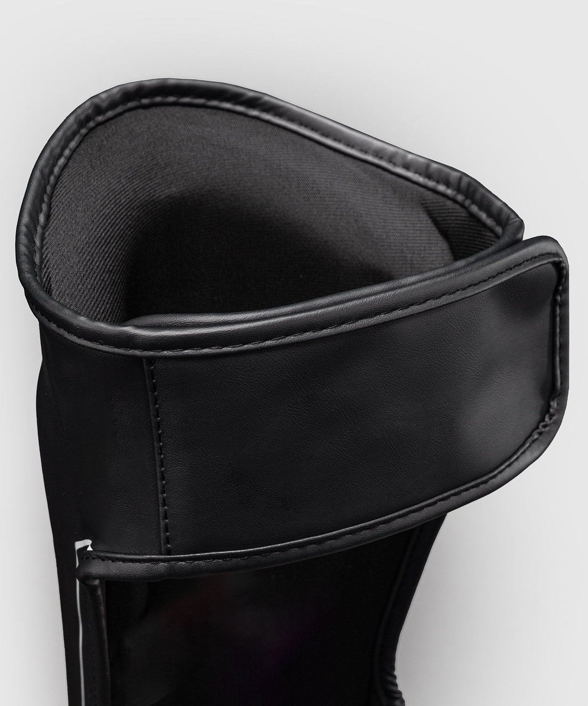 Venum Schienbeinschoner Stealth – Schwarz/Weiß
