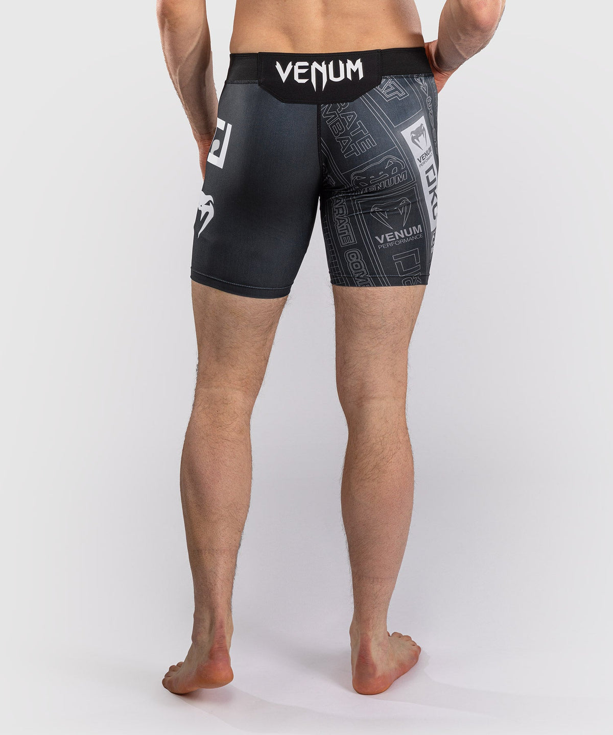 Venum Kompressionsshorts Karate Combat – Schwarz/Grau