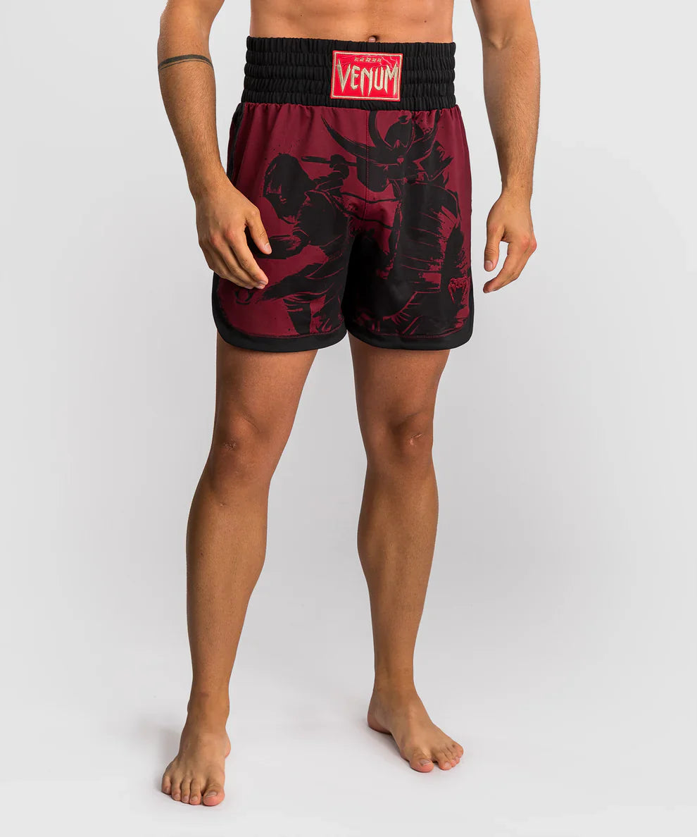 Venum x Assassin's Creed Shadows Boxhosen – Burgunderrot/Schwarz