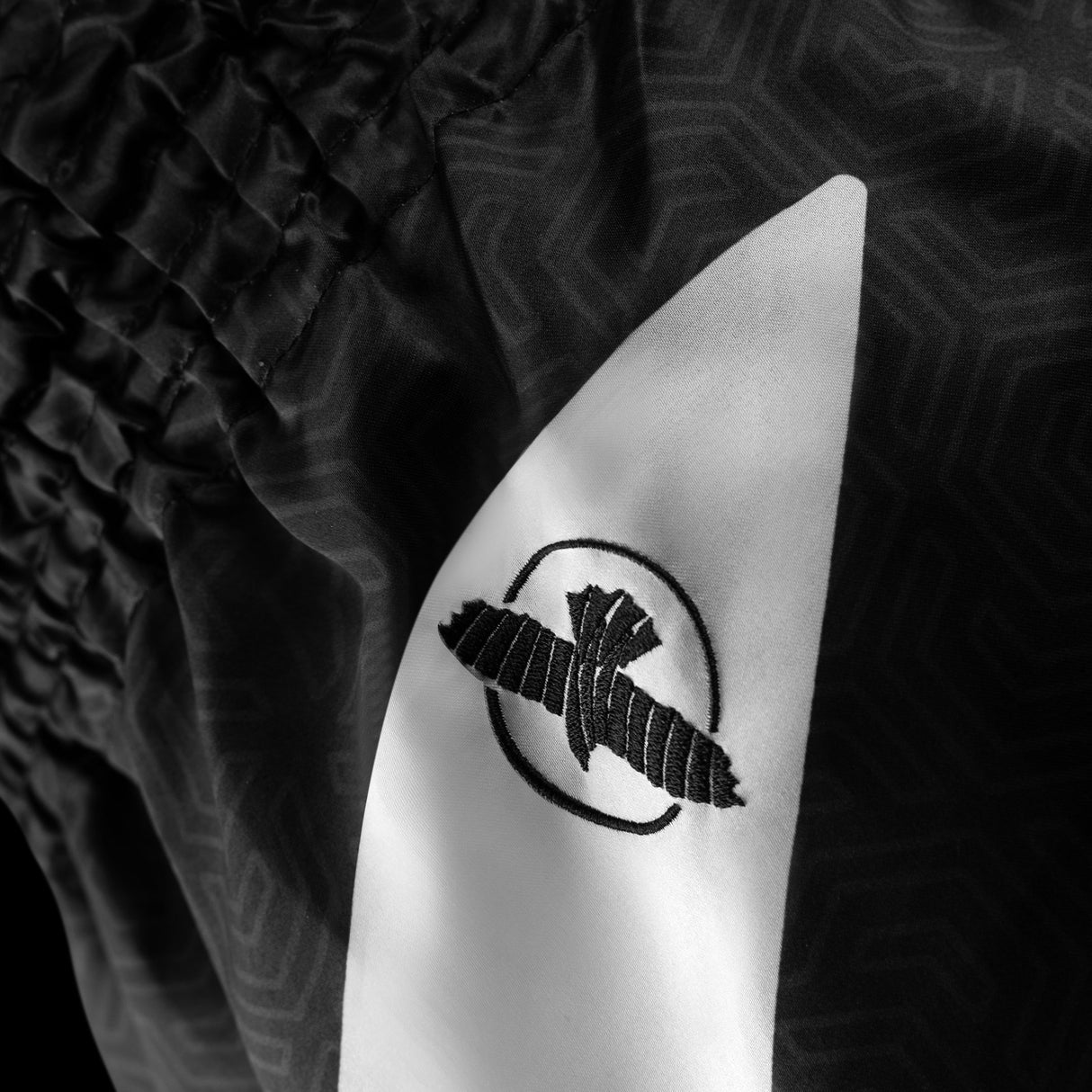Hayabusa Muay-Thai-Shorts Core - Schwarz