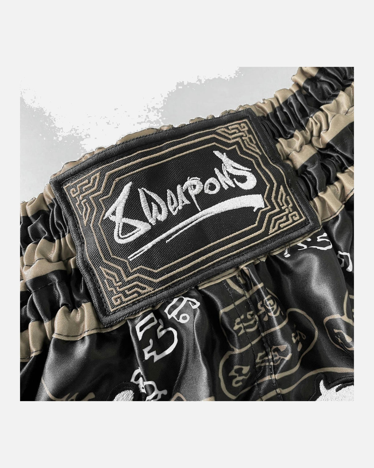8 WEAPONS Muay-Thai-Shorts 8 Ways Yant 2.0 - Schwarz/Sand
