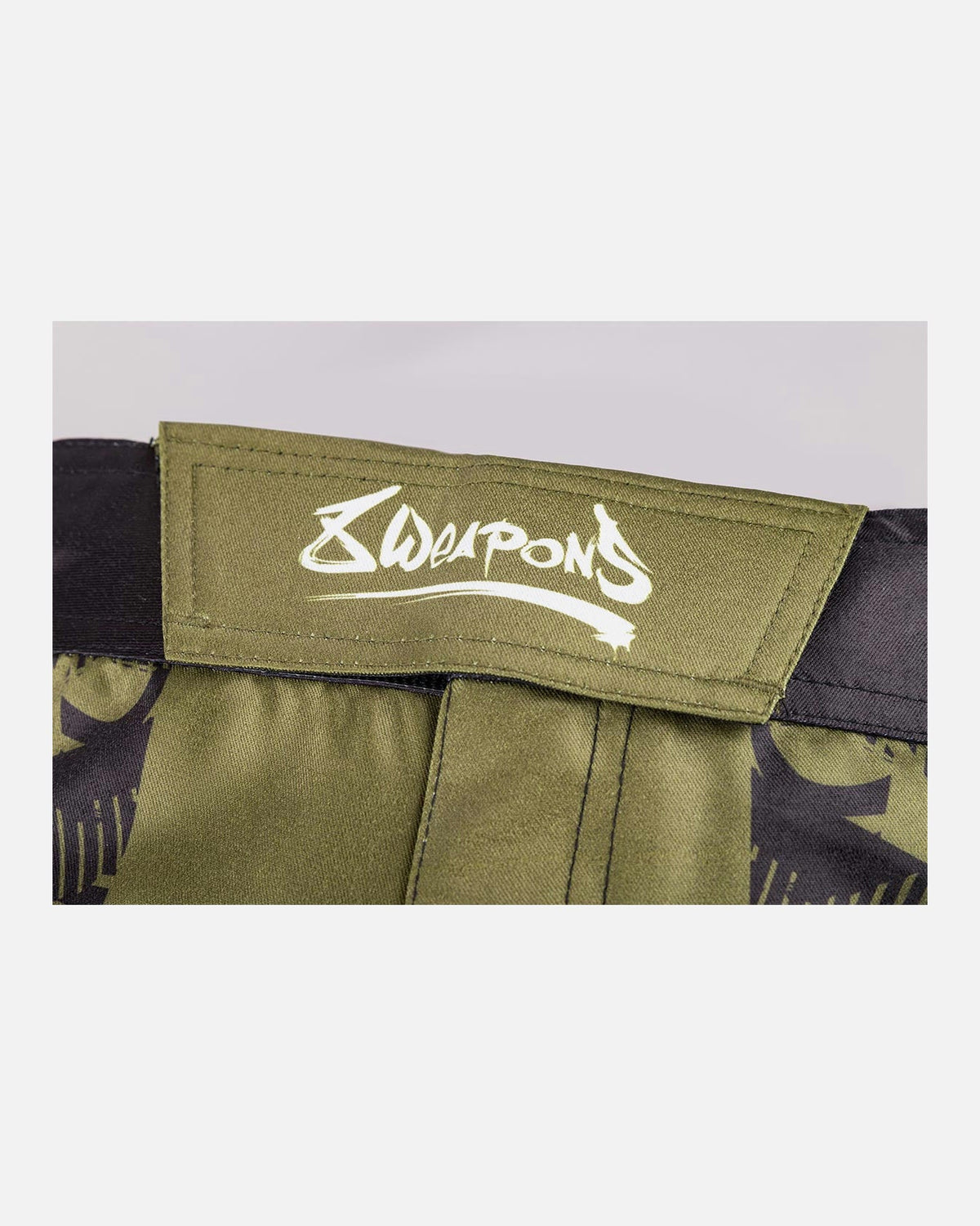 8 WEAPONS MMA Shorts Hit 2.0 - Olive/Schwarz