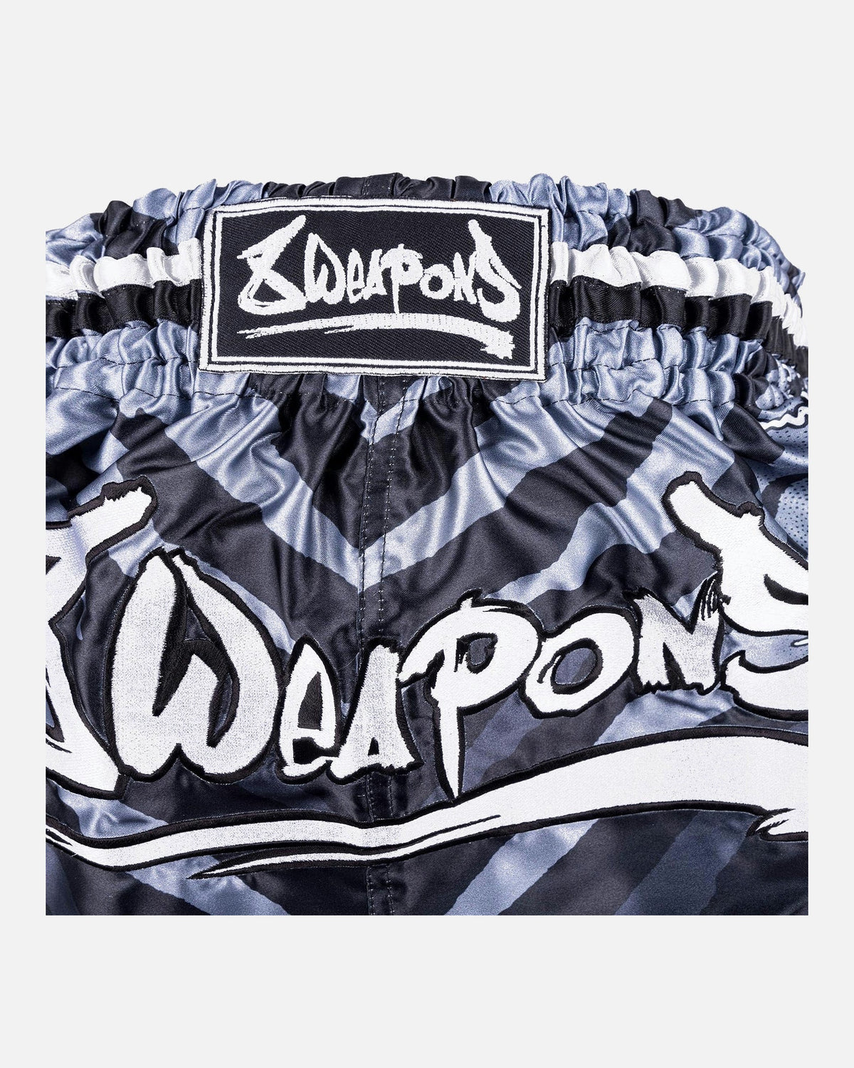 8 WEAPONS Muay-Thai-Shorts 8 Ways Yant - Schwarz/Silber