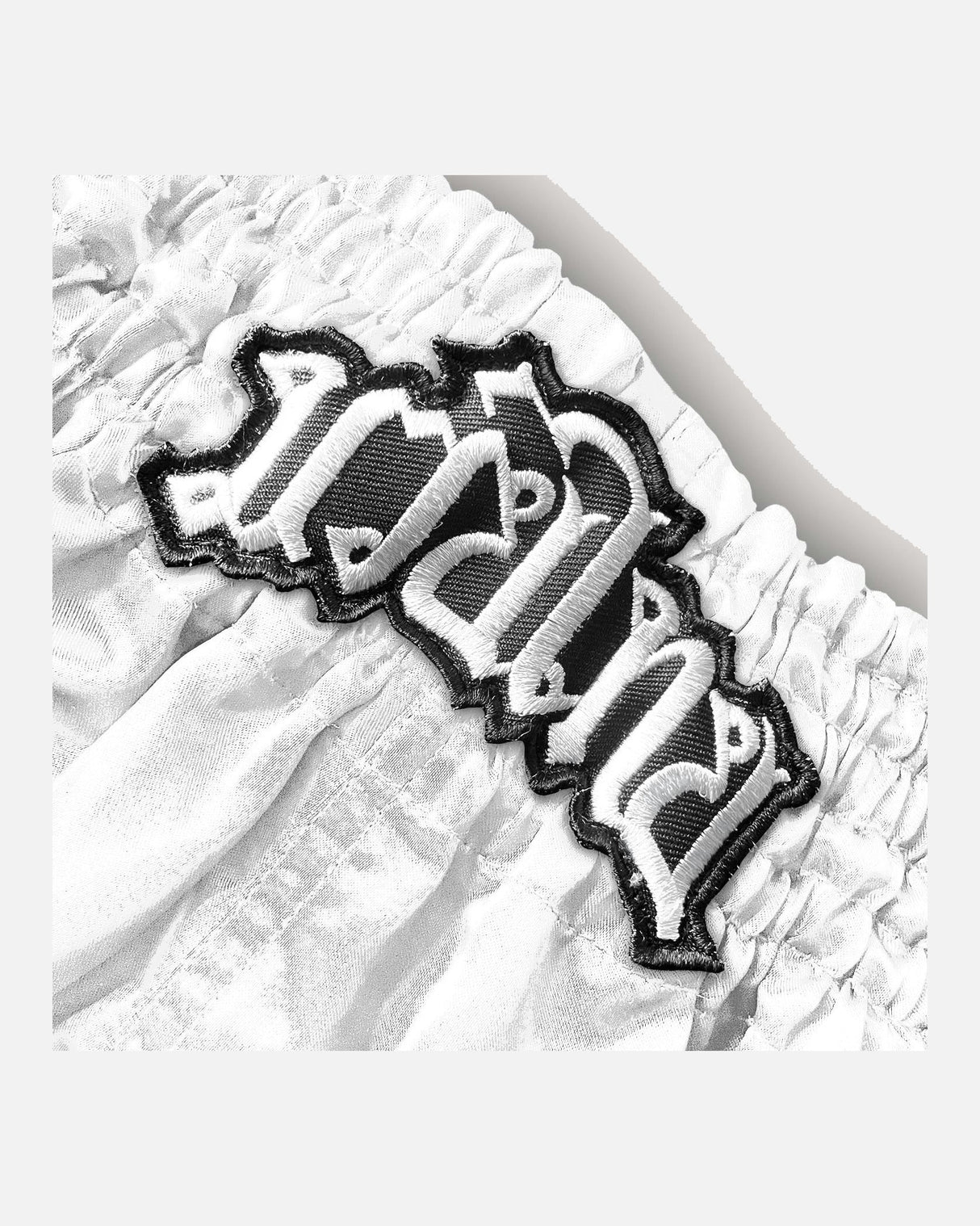 8 WEAPONS Muay-Thai-Shorts Mongkol - Weiß/Schwarz