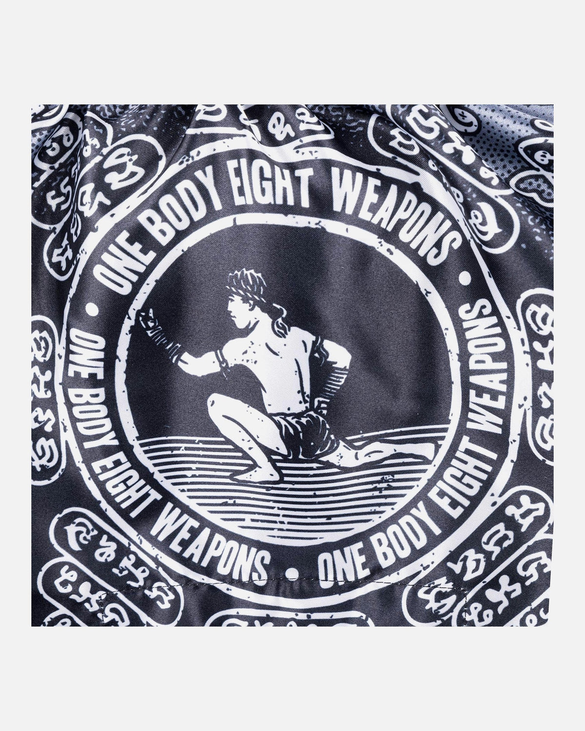 8 WEAPONS Muay-Thai-Shorts 8 Ways Yant - Schwarz/Silber