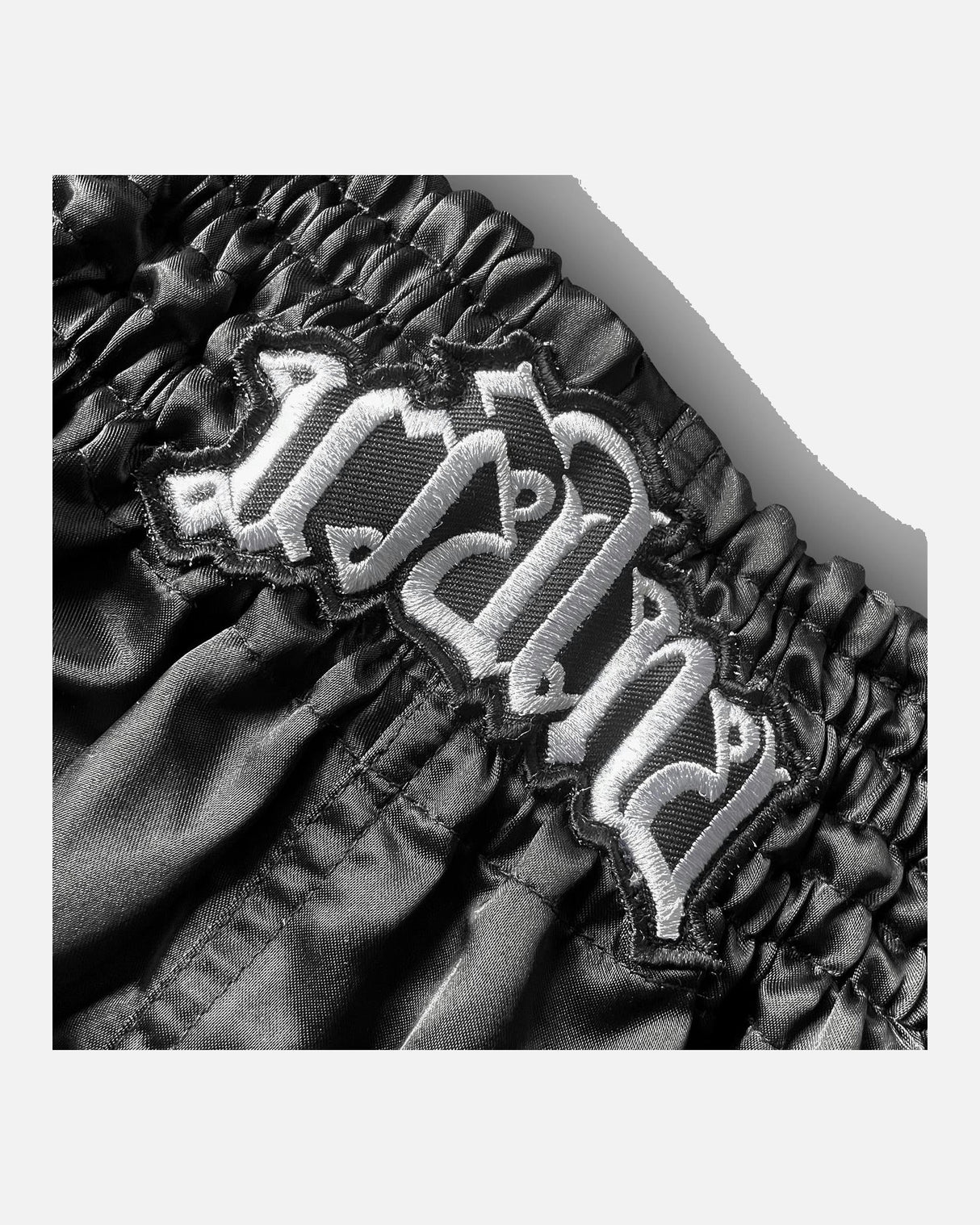 8 WEAPONS Muay-Thai-Shorts Mongkol - Schwarz/Weiß