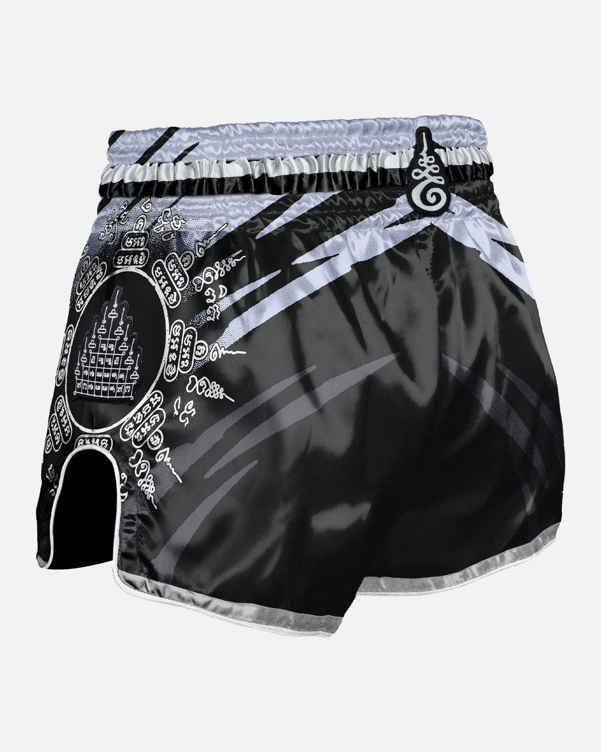 8 WEAPONS Muay-Thai-Shorts 8 Ways Yant - Schwarz/Silber
