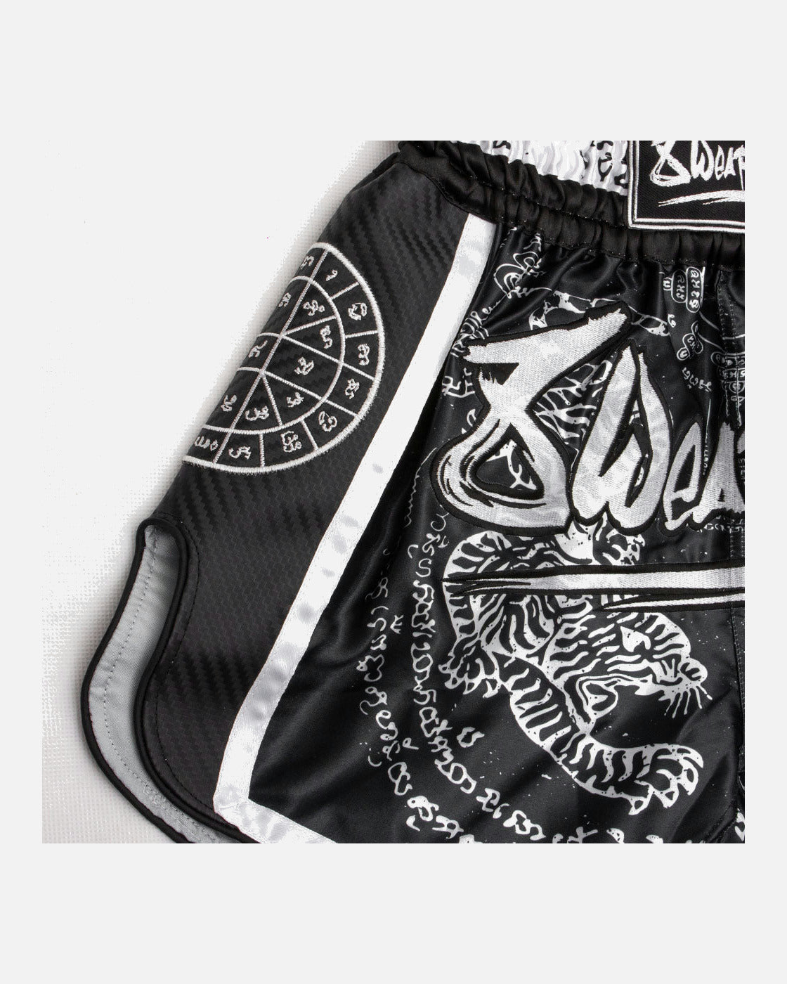 8 WEAPONS Muay Thai Shorts Carbon Sak Yant Tigers - Schwarz