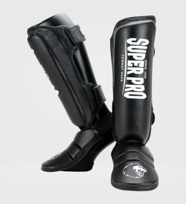 Super Pro Schienbeinschoner Protector - Schwarz/Weiss - The Fight Company Deutschland
