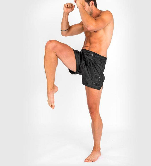 Venum Muay Thai Shorts Classic - Schwarz/Schwarz - The Fight Company Deutschland