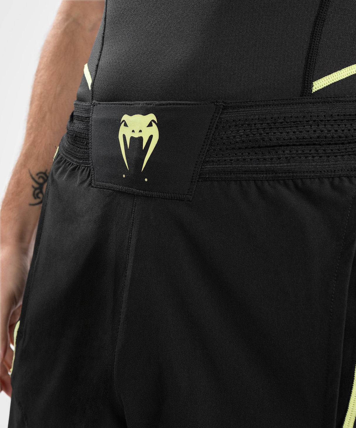 Venum MMA Shorts Fusion 2.0 - Schwarz/Gelb - The Fight Company Deutschland