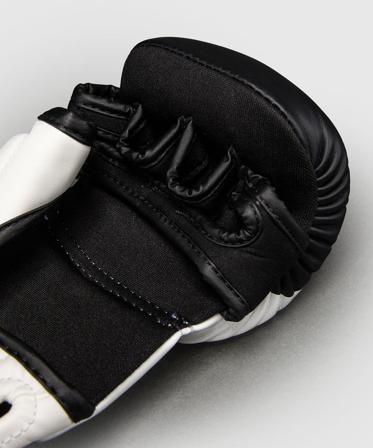 Venum MMA-Handschuhe Attack 2.0 – Schwarz/Weiß