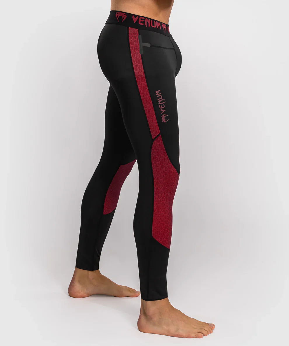 Venum x Assassin's Creed Shadows Spats – Burgunderrot/Schwarz