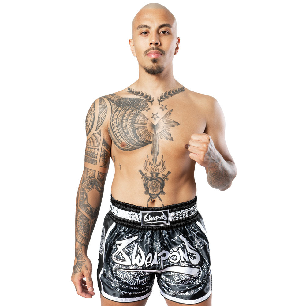 8 WEAPONS Muay Thai Shorts Carbon Sak Yant Tigers - Schwarz