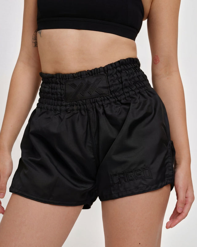 Caged Muay Thai Shorts Classic – Schwarz/Schwarz vrouw