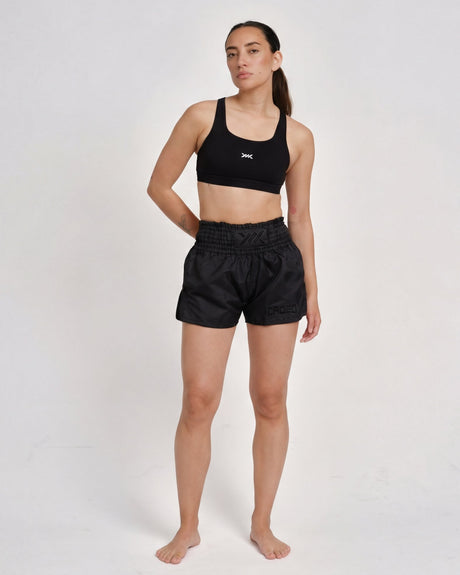 Caged Muay Thai Shorts Classic – Schwarz/Schwarz vrouw