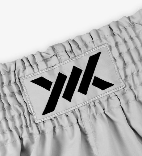 Caged Muay Thai Shorts Classic - Hellgrau/Schwarz vrouw